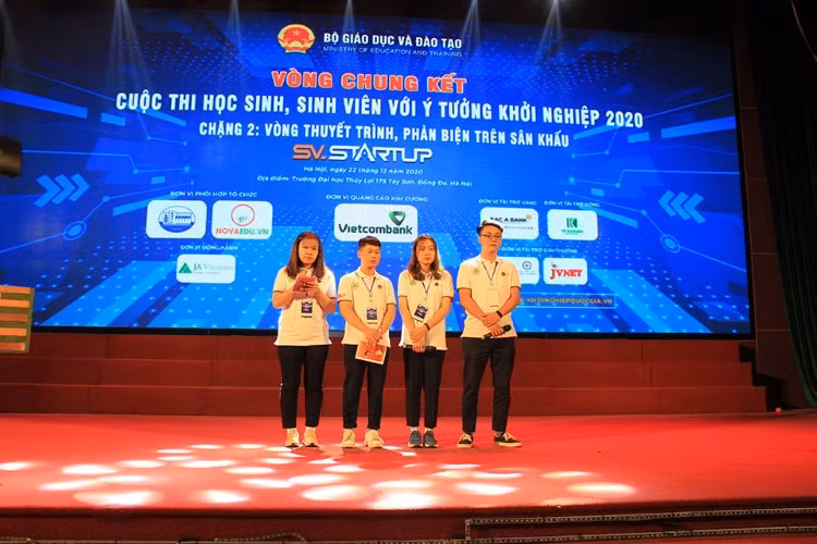 Nguyễn Phúc Vinh (ngoài cùng bên phải) và các bạn tham gia cuộc thi “SV-STARTUP 2020”. Ảnh: NVCC.