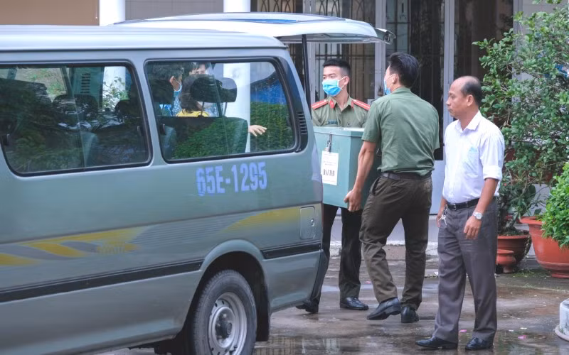 Bàn giao bài thi về địa điểm chấm thi tại TP Cần Thơ. Ảnh: TG