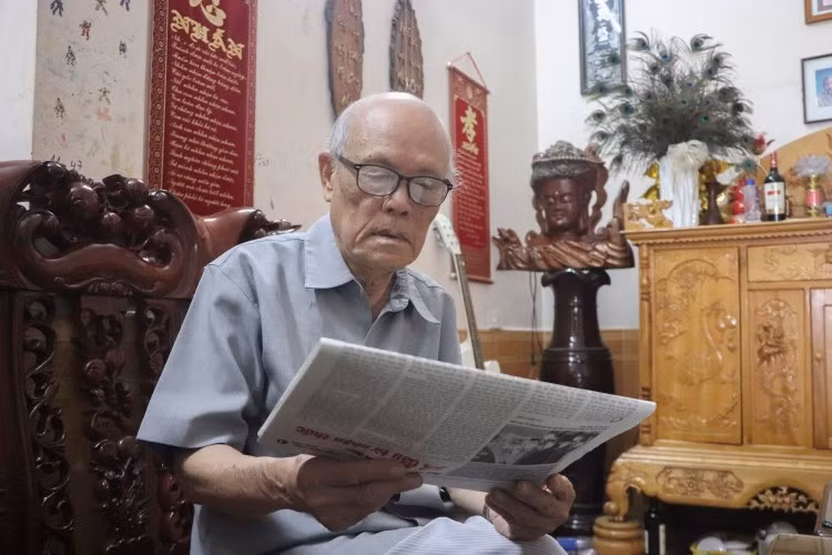 Sau những năm tháng “cõng chữ” lên cho đồng bào miền núi Tây Bắc, về nghỉ hưu thầy Vũ Kim Thuần vẫn gắn bó với Tây Bắc. Ảnh: NVCC