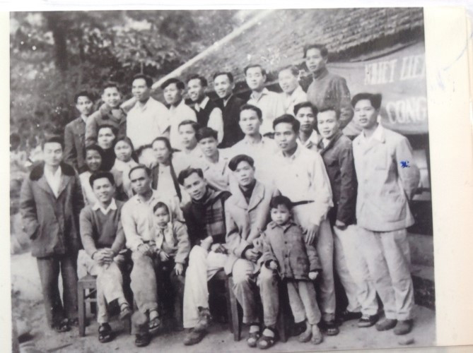 Tổng kết công đoàn Văn phòng Ty Giáo dục, tháng 12/1964 tại Văn phòng ty ở Đồi Cao - Lai Châu. Ảnh: NVCC Tổng kết công đoàn Văn phòng Ty Giáo dục, tháng 12/1964 tại Văn phòng ty ở Đồi Cao - Lai Châu. Ảnh: NVCC