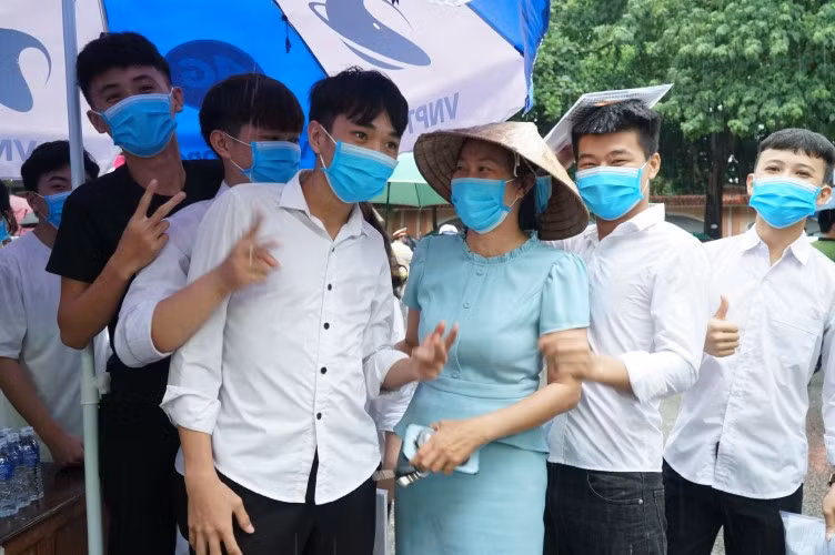 Nhóm học sinh Trường Trung cấp Kinh tế Kỹ thuật Hồng Lam vui mừng ôm cô giáo chủ nhiệm khi hoàn thành tốt bài thi.