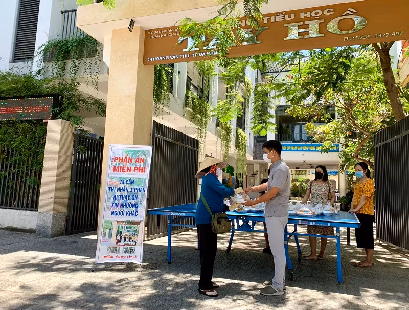 “Ai cần thì nhận một phần. Ai thấy ổn xin nhường người khác” – lời nhắn nhủ của chương trình Bếp ăn miễn phí Trường Tiểu học Tây Hồ.