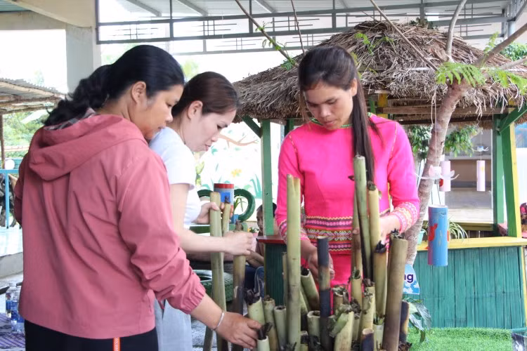 Giáo viên Trường Mẫu giáo Đăk Ui đã sáng tạo nhiều mô hình truyền thống vào các góc chơi trong lớp học.