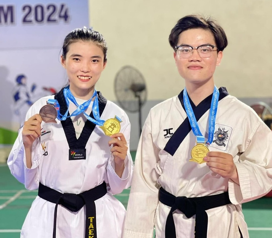 Hai vận động viên đội tuyển Taekwondo Trường ĐH Trà Vinh đoạt huy chương vàng. Hai vận động viên đội tuyển Taekwondo Trường ĐH Trà Vinh đoạt huy chương vàng.