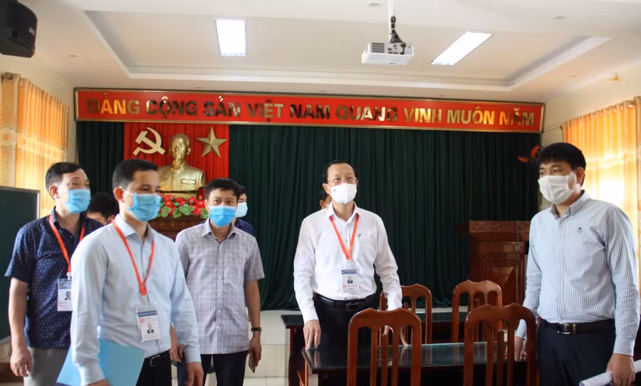 Thứ trưởng Phạm Ngọc Thưởng và các thành viên Đoàn kiểm tra số 2 của Ban Chỉ đạo cấp quốc gia Kỳ thi tốt nghiệp THPT năm 2021 kiểm tra công tác chuẩn bị thi tại Nam Định.