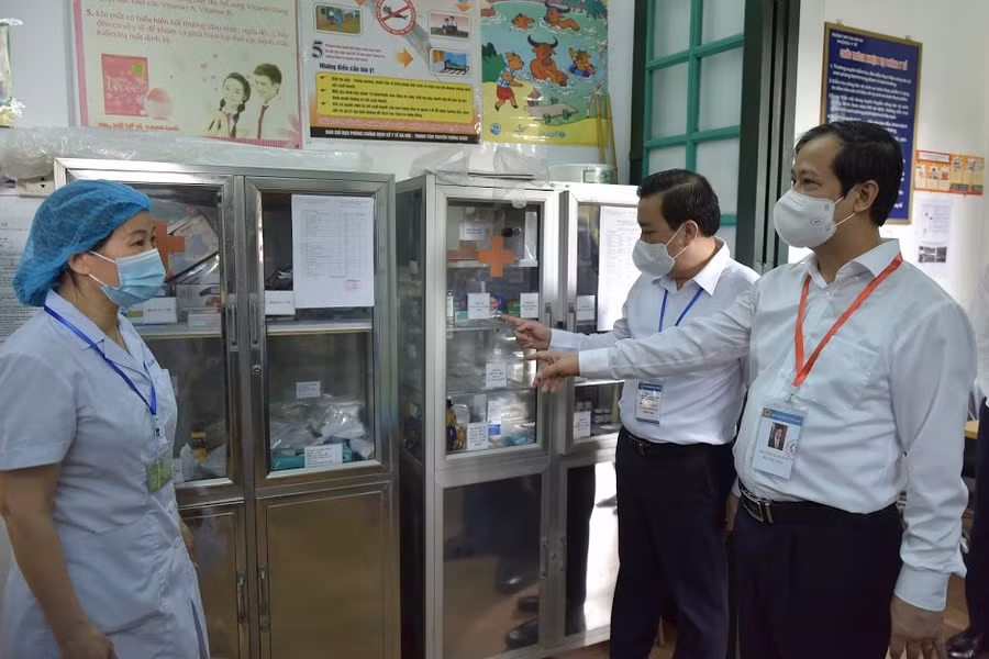 Bộ trưởng Nguyễn Kim Sơn, Phó Chủ tịch UBND TP Hà Nội Chử Xuân Dũng thị sát Phòng Y tế, điểm thi Trường THPT Chu Văn An, Hà Nội.