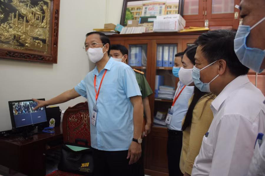 Thứ trưởng Bộ GD&ĐT Phạm Ngọc Thưởng và đoàn kiểm tra kiểm tra phòng chứa đề thi, bài thi tại Điểm thi Trường THPT Lê Quý Đôn, Thái Bình.