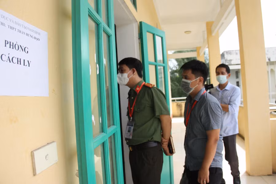 Đoàn công tác kiểm tra tại Điểm thi Trường THPT Trần Hưng Đạo.