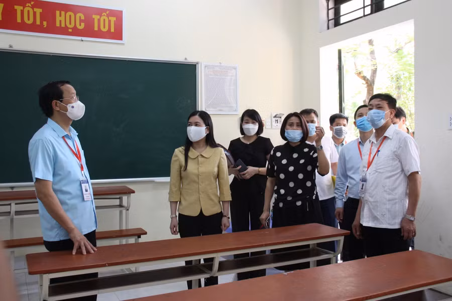 Thứ trưởng Bộ GD&amp;ĐT Phạm Ngọc Thưởng và kiểm tra công tác chuẩn bị thi tại Điểm thi Trường THPT Lê Quý Đôn. Tham gia cùng đoàn có Phó Chủ tịch UBND tỉnh Thái Bình Trần Thị Bích Hằng và đại diện Ban Chỉ đạo Kỳ thi tốt nghiệp THPT năm 2021 tỉnh Thái Bình.