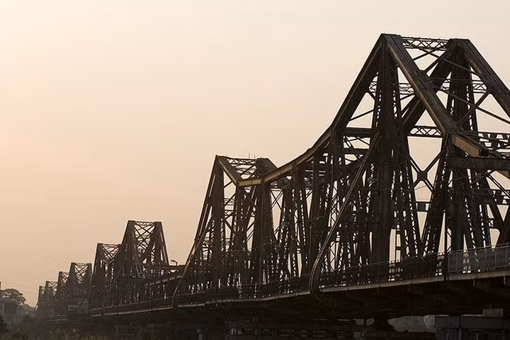 Hà Nội cấm đường để sửa mặt cầu Long Biên