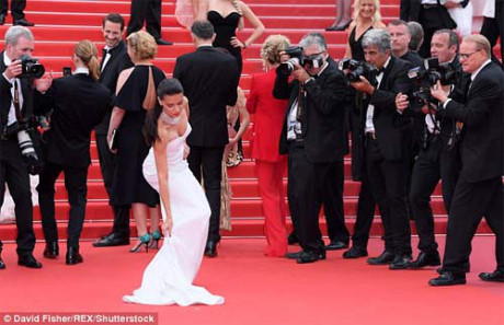 Lại một mỹ nữ khác phải xấu hổ vì váy xẻ cao tại Cannes - Ảnh 5 Lai mot my nu khac phai xau ho vi vay xe cao tai Cannes - Anh 5