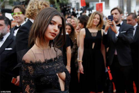 Lại một mỹ nữ khác phải xấu hổ vì váy xẻ cao tại Cannes - Ảnh 10 Lai mot my nu khac phai xau ho vi vay xe cao tai Cannes - Anh 10