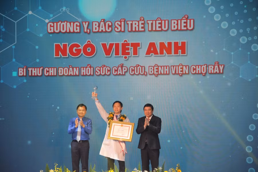 Bác sĩ Ngô Việt Anh vinh dự nhận danh hiệu "Công dân trẻ tiêu biểu TP.HCM" năm 2020