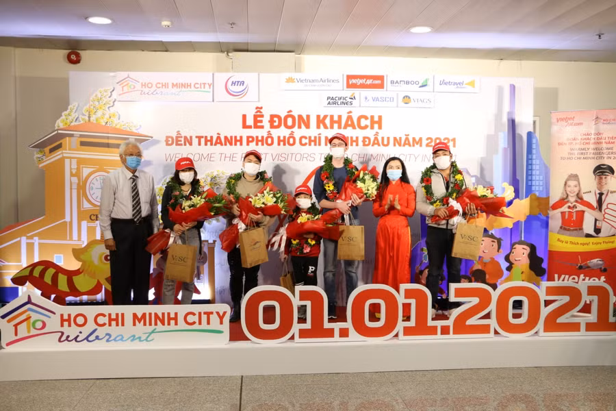 Những hành khách tới TP.HCM trong ngày đầu tiên của năm 2021 được chào đón nồng nhiệt. Ảnh Sở Du lịch TP.