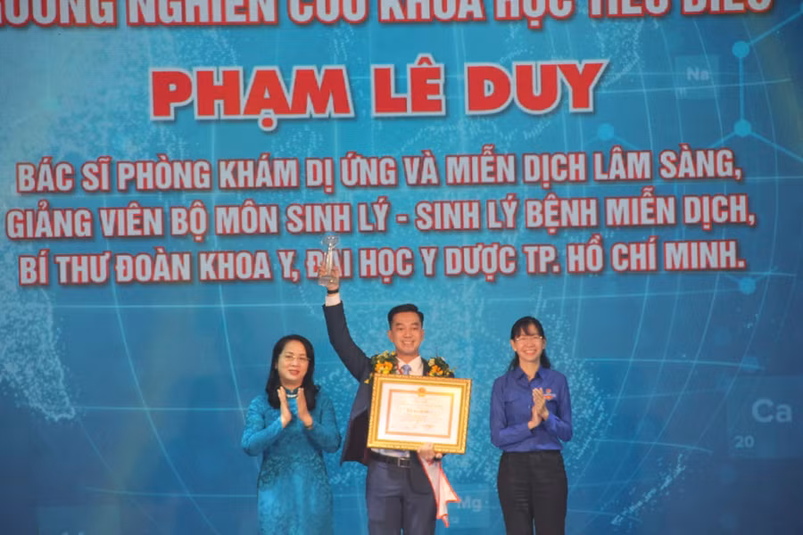 Bác sĩ Phạm Lê Duy được vinh danh "Công dân trẻ tiêu biểu TP.HCM" năm 2020
