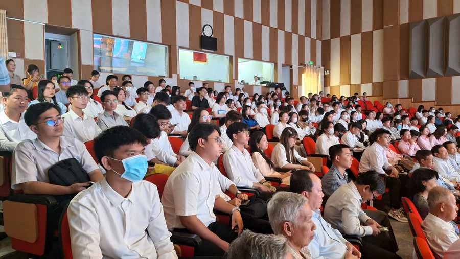 Học sinh, sinh viên và các cá nhân tiêu biểu tham dự buổi họp mặt, trao thưởng.