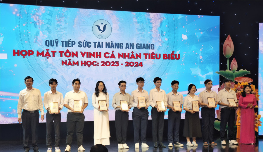 Trao khen thưởng cho học sinh xuất sắc đạt giải cấp quốc gia.