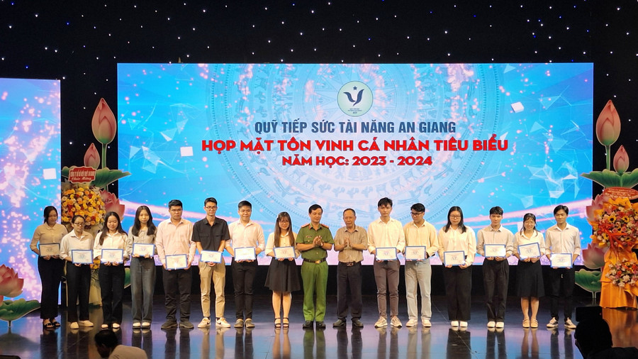 Trao khen thưởng cho sinh viên, nghiên cứu sinh xuất sắc.