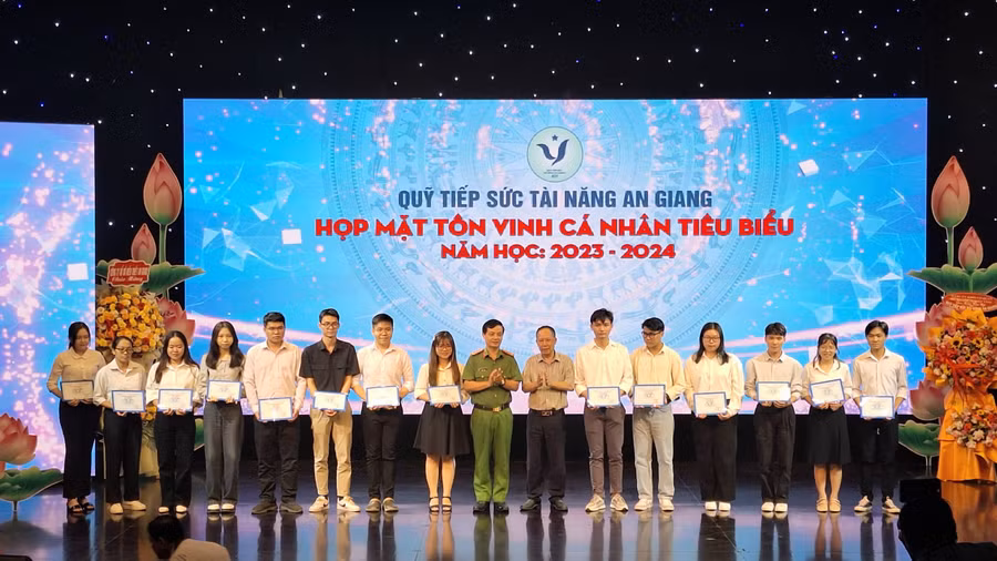 Trao khen thưởng cho sinh viên, nghiên cứu sinh xuất sắc.