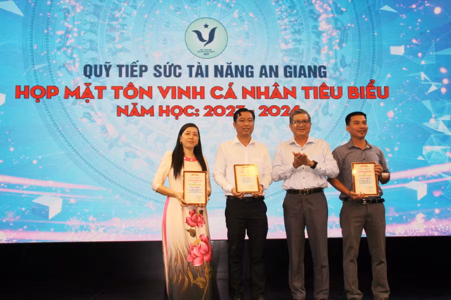 Ông Nguyễn Văn Giàu - Nguyên Chủ nhiệm Ủy ban Đối ngoại Quốc hội (khóa XIV) trao khen thưởng cho các giáo viên có thành tích xuất sắc trong giảng dạy năm học qua.