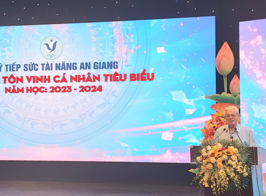 Ông Nguyễn Hữu Khánh - Nguyên Bí thư Tỉnh ủy An Giang, Chủ tịch Hội đồng quản lý Quỹ Tiếp sức tài năng An Giang phát biểu tại buổi họp mặt, trao thưởng.