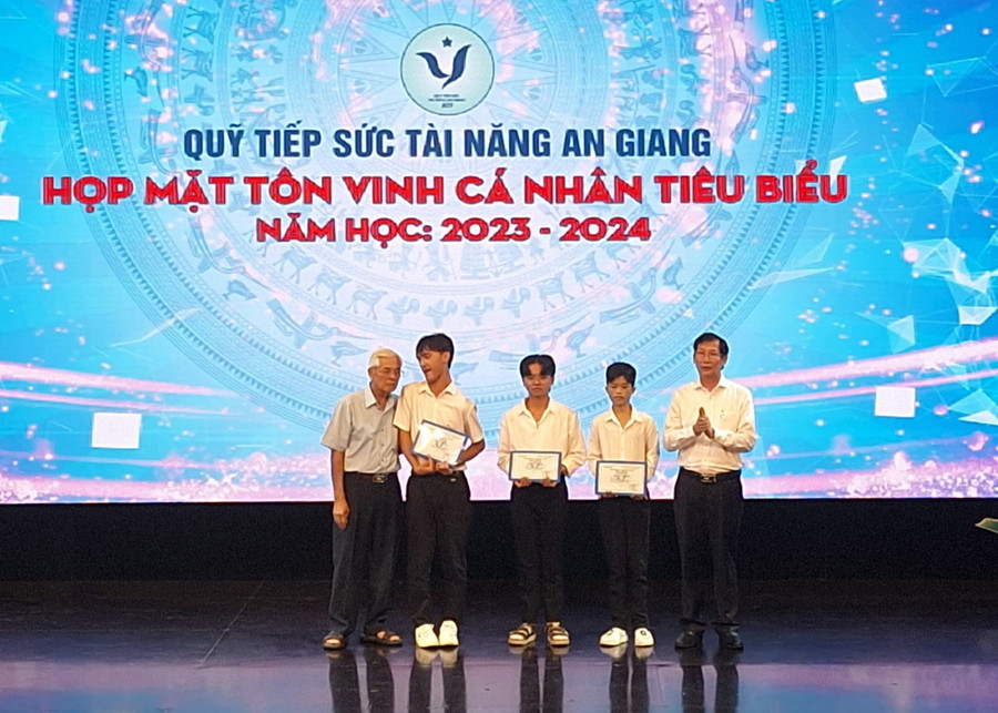 Trao hỗ trợ cho học sinh, sinh viên khuyết tật và kém may mắn đạt thành tích xuất sắc trong học tập.