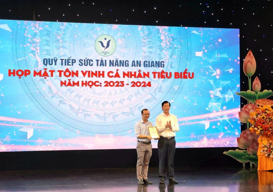 Phó Chủ tịch UBND tỉnh An Giang Lê Văn Phước trao Giải thưởng tài năng cho Nhà văn trẻ Lê Quang Trạng.