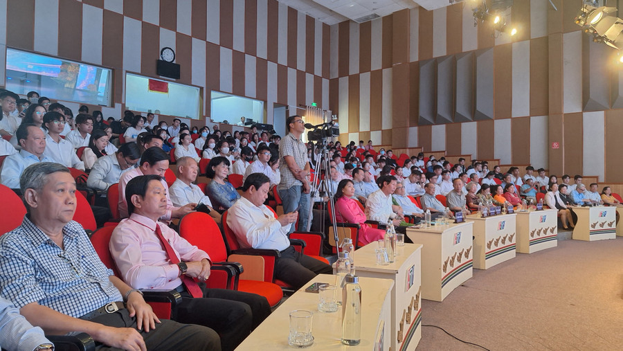 Đại biểu tham dự buổi họp tôn vinh, khen thưởng HS-SV và các cá nhân xuất sắc, tiêu biểu.