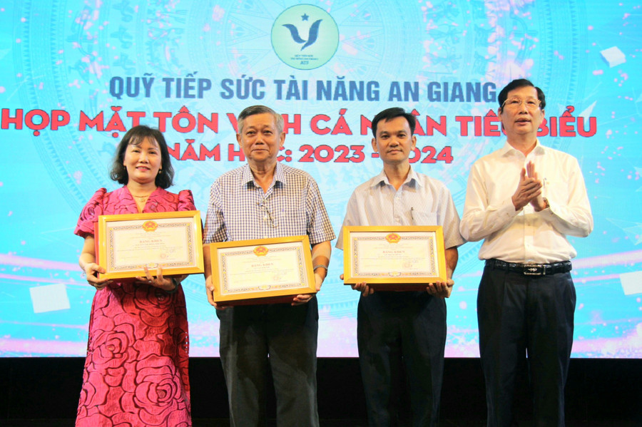 Ông Lê Văn Phước - Phó Chủ tịch UBND tỉnh An Giang trao Bằng khen của UBND tỉnh cho 3 cá nhân có nhiều đóng góp cho Quỹ.