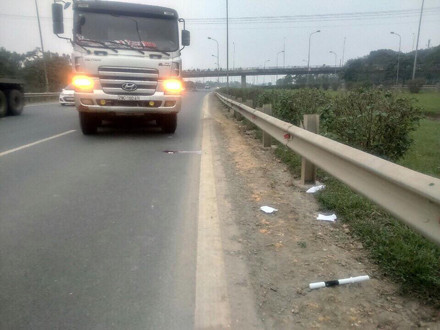 Ngay sau khi sự việc xảy ra, chiến sĩ bị thương được đưa đi cấp cứu kịp thời. Hiện chưa có thông tin về sức khỏe của nạn nhân.