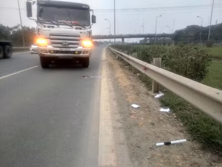 Ngay sau khi sự việc xảy ra, chiến sĩ bị thương được đưa đi cấp cứu kịp thời. Hiện chưa có thông tin về sức khỏe của nạn nhân.