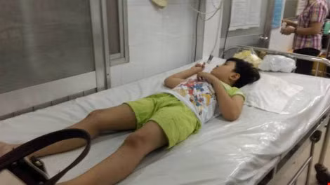 Học sinh Trường Tiểu học Trần Quang Khải nhập viện trong tình trạng nôn ói.