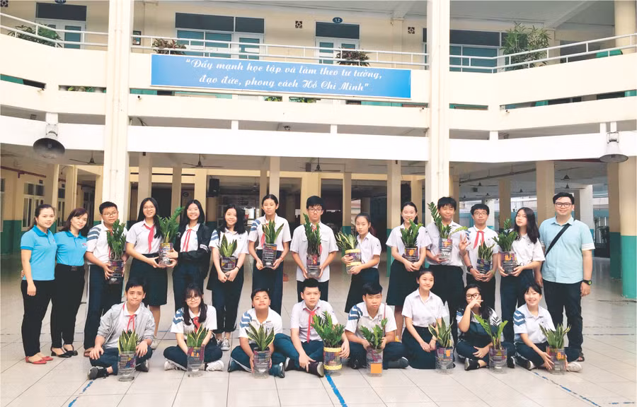 Sáng kiến trồng cây trong chậu tái chế bước đầu đã mang lại hiệu quả, giáo dục học sinh có ý thức sống xanh. 