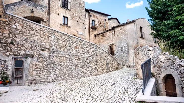 Những người nộp đơn phải chuyển nơi cư trú đến Santo Stefano trong thời gian tối thiểu là 5 năm và mở một cơ sở kinh doanh trong làng. (Ảnh: Getty Images).