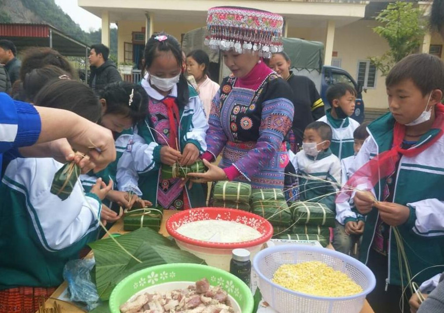 Cô Khuất Thị Hoa cùng học trò trong hoạt động chuẩn bị cho Tết Nguyên đán. Ảnh: NVCC Cô Khuất Thị Hoa cùng học trò trong hoạt động chuẩn bị cho Tết Nguyên đán. Ảnh: NVCC