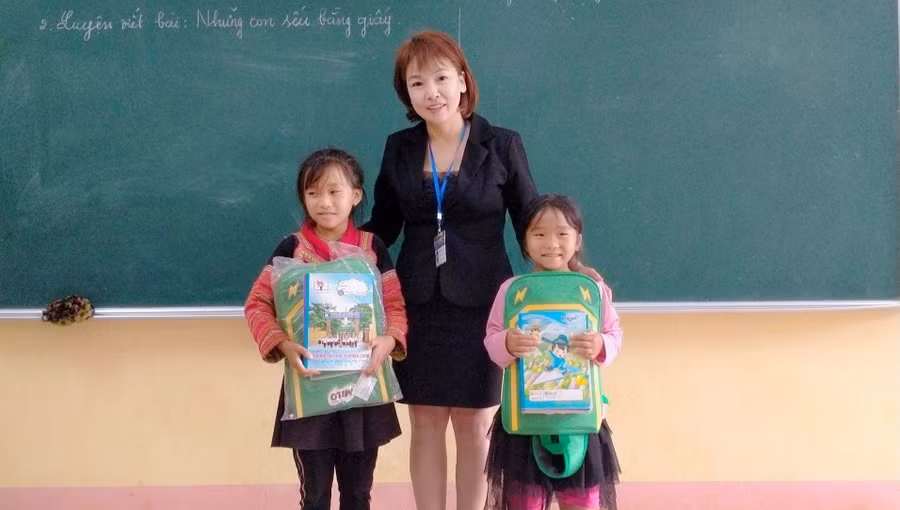 Cô giáo Khuất Thị Hoa tặng quà cho học sinh dân tộc. Ảnh: NVCC