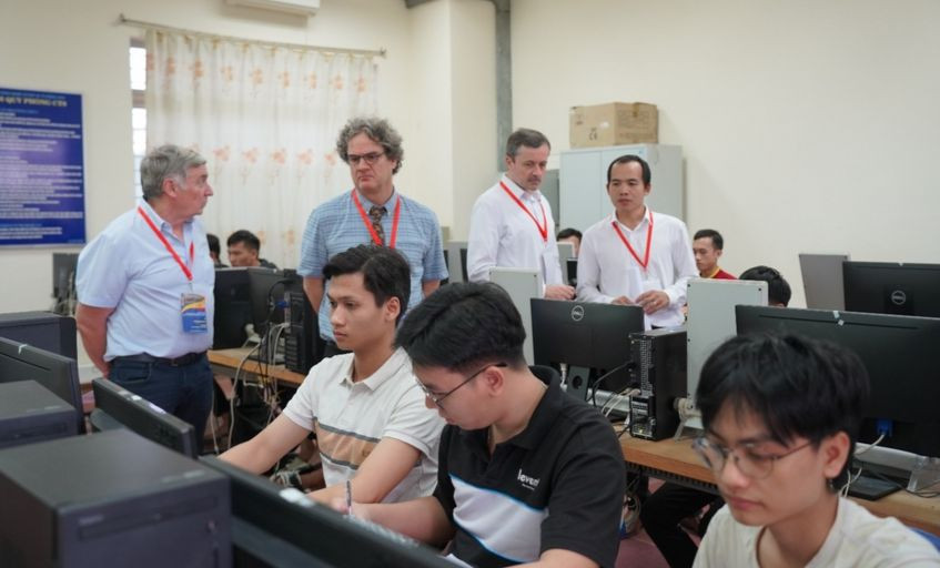 Đoàn đánh giá theo tiêu chuẩn Châu Âu HCERES khảo sát điều kiện cơ sở vật chất, phòng thí nghiệm trong đợt kiểm định tại Trường ĐH Bách khoa, ĐH Đà Nẵng. Ảnh: NTCC Đoàn đánh giá theo tiêu chuẩn Châu Âu HCERES khảo sát điều kiện cơ sở vật chất, phòng thí nghiệm trong đợt kiểm định tại Trường ĐH Bách khoa, ĐH Đà Nẵng. Ảnh: NTCC