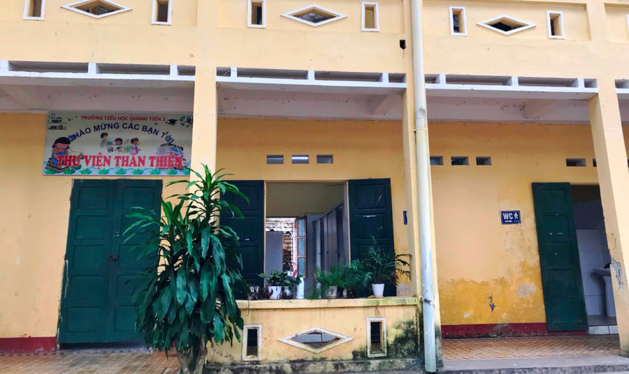 Nhà vệ sinh tạm bợ sát với dãy phòng học của thầy và trò Trường Tiểu học Quảng Tiến 2 (TP Sầm Sơn, Thanh Hóa). Nhà vệ sinh tạm bợ sát với dãy phòng học của thầy và trò Trường Tiểu học Quảng Tiến 2 (TP Sầm Sơn, Thanh Hóa).