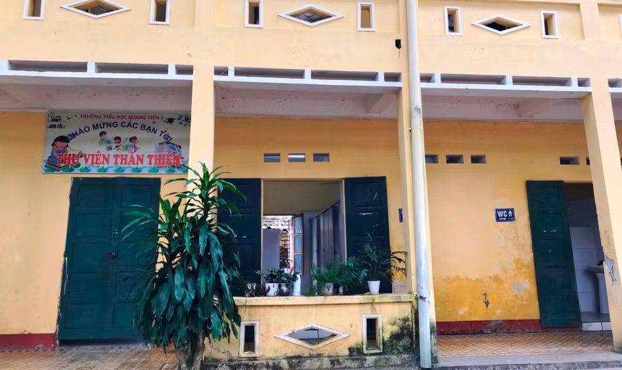 Nhà vệ sinh tạm bợ sát với dãy phòng học của thầy và trò Trường Tiểu học Quảng Tiến 2 (TP Sầm Sơn, Thanh Hóa).