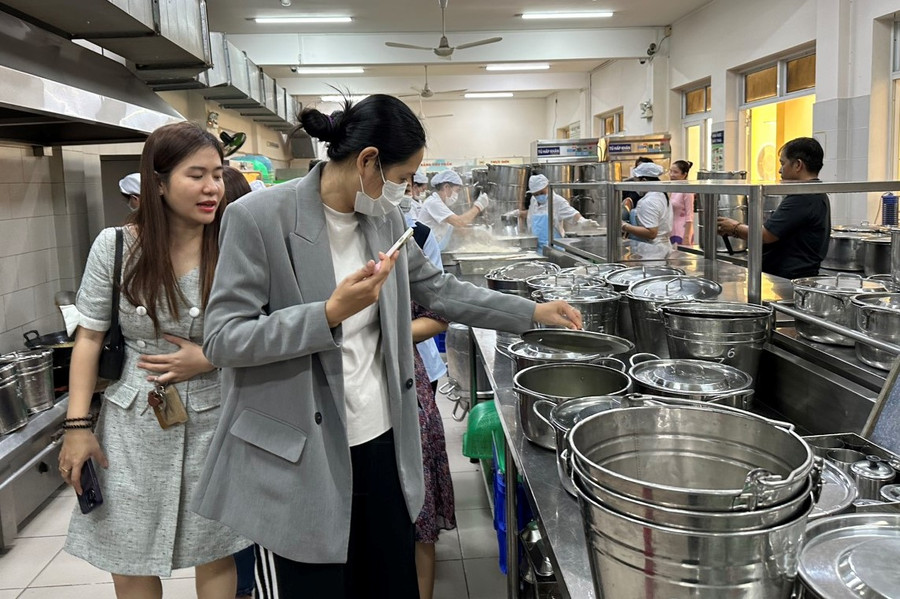 Phụ huynh Trường Tiểu học Nguyễn Bỉnh Khiêm tham quan bếp ăn của trường. Ảnh: Minh Anh Phụ huynh Trường Tiểu học Nguyễn Bỉnh Khiêm tham quan bếp ăn của trường. Ảnh: Minh Anh