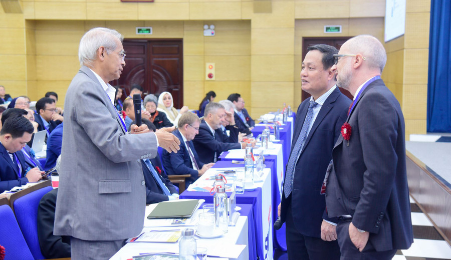 GS.TS Nguyễn Hữu Đức (thứ hai từ phải qua) trao đổi với chuyên gia nước ngoài về hợp tác quốc tế hướng tới chất lượng xuất sắc trong đào tạo và nghiên cứu. Ảnh: USTH