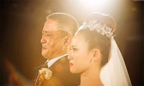 cha khóc trong ngày cưới của con gái, tình cảm cha con, người cha, con gái đi lấy chồng