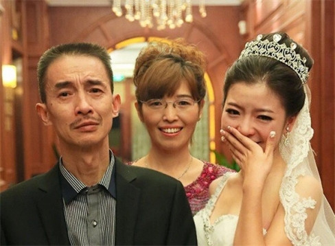 Những bức ảnh đẹp về tình cảm của người cha trong ngày con gái lấy chồng. cha khóc trong ngày cưới của con gái, tình cảm cha con, người cha, con gái đi lấy chồng