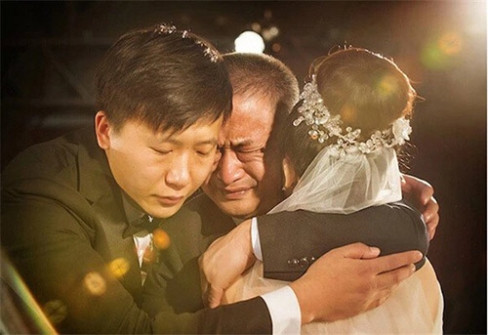 Những khoảnh khắc lưu giữ tình cảm của người cha dành cho con gái trong ngày xuất giá. cha khóc trong ngày cưới của con gái, tình cảm cha con, người cha, con gái đi lấy chồng