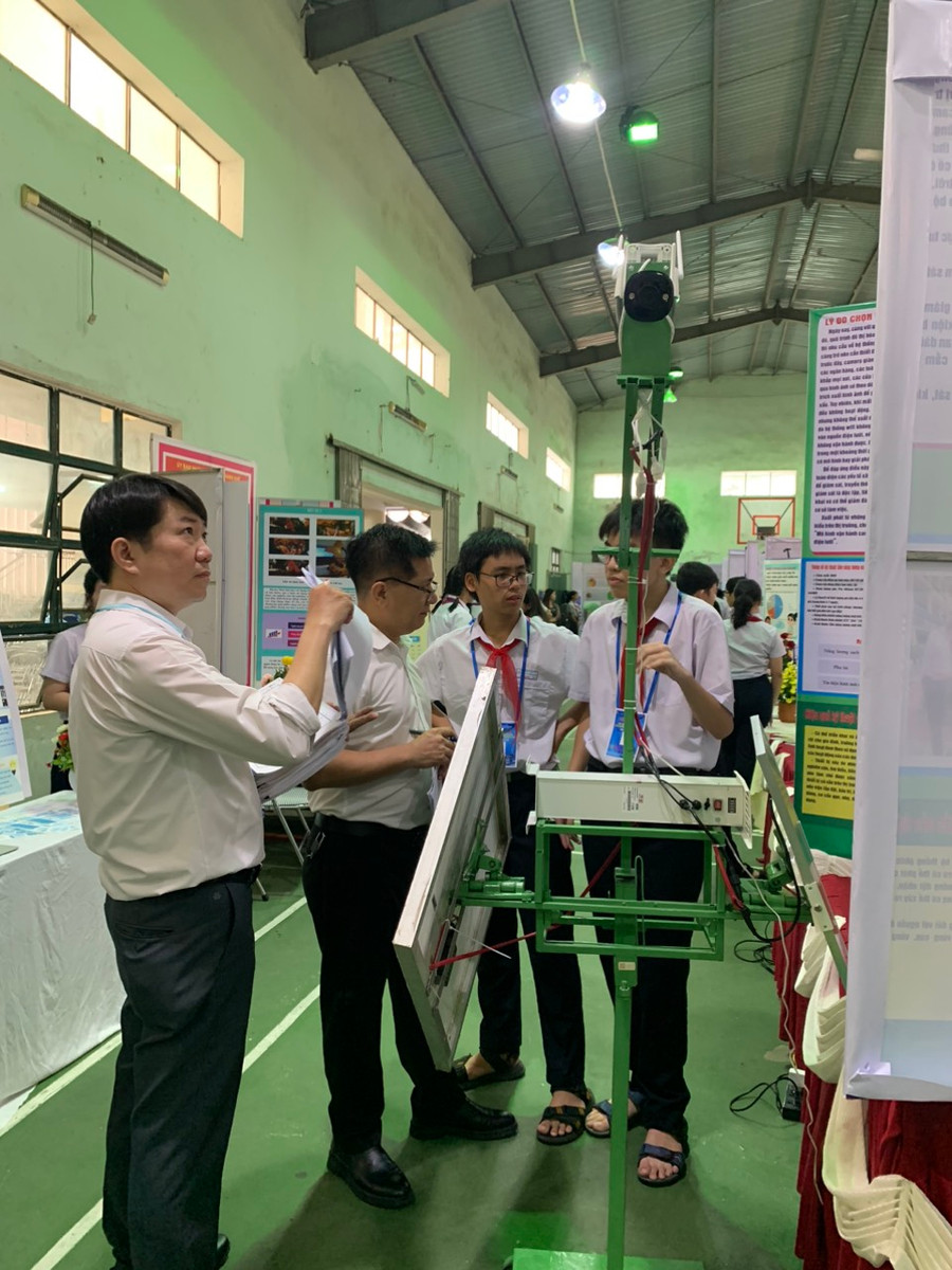 Học sinh đang thuyết trình dự án dự thi với Ban giám khảo. Học sinh đang thuyết trình dự án dự thi với Ban giám khảo.