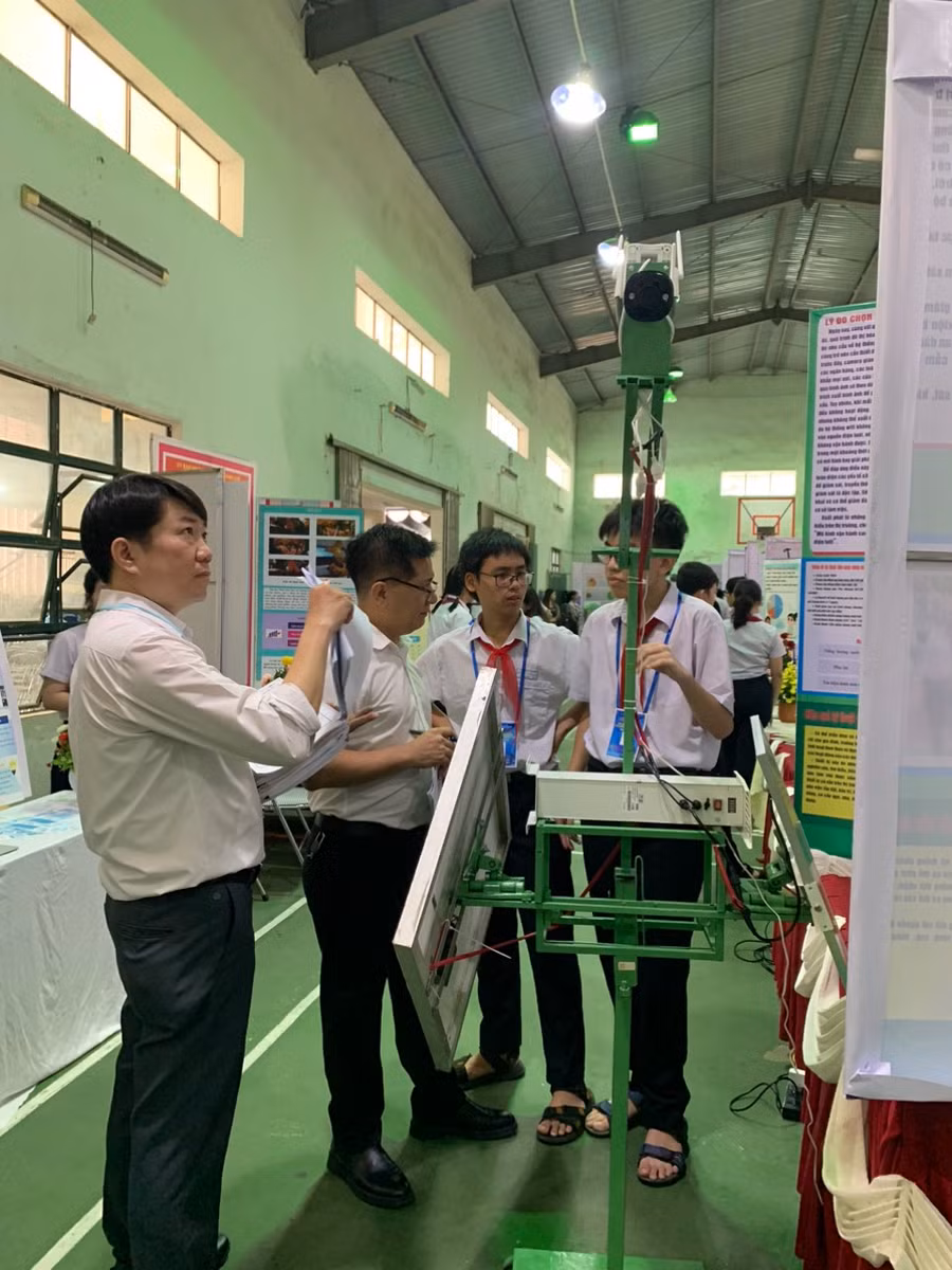 Học sinh đang thuyết trình dự án dự thi với Ban giám khảo.