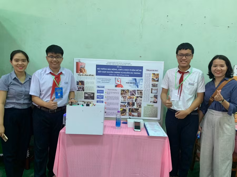 Một poster và sản phẩm trưng bày tham gia dự thi tại cuộc thi Khoa học Kỹ thuật do Phòng GD&ĐT Thanh Khê (Đà Nẵng) tổ chức.