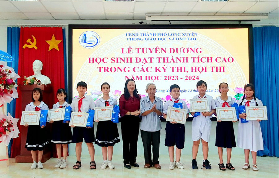 Trao khen thưởng cho học sinh tại Lễ tuyên dương.