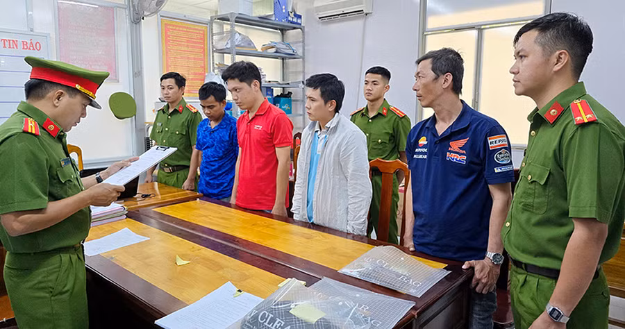 Công an TP Long Xuyên (An Giang) bắt nhóm nhân viên giao hàng nhanh tham ô và trộm cắp tài sản. (Ảnh: Tiến Tầm)