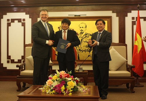 Đại sứ Hoa Kỳ tại Việt Nam Daniel J. Kritenbrink trao thư của FAA tới Cục trưởng Cục Hàng không Việt Nam Đinh Việt Thắng và chúc mừng Việt Nam đạt được xếp hạng an toàn hàng không loại 1 Đại sứ Hoa Kỳ tại Việt Nam Daniel J. Kritenbrink trao thư của FAA tới Cục trưởng Cục Hàng không Việt Nam Đinh Việt Thắng và chúc mừng Việt Nam đạt được xếp hạng an toàn hàng không loại 1